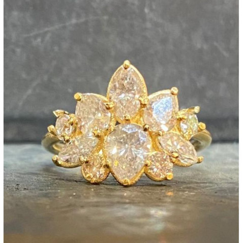 יהלומים בצורות שונות שהצטרפו לטבעת משגעת