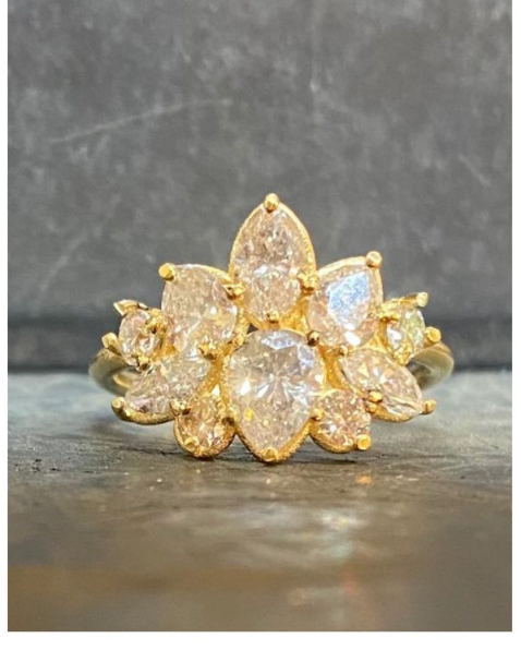 יהלומים בצורות שונות שהצטרפו לטבעת משגעת